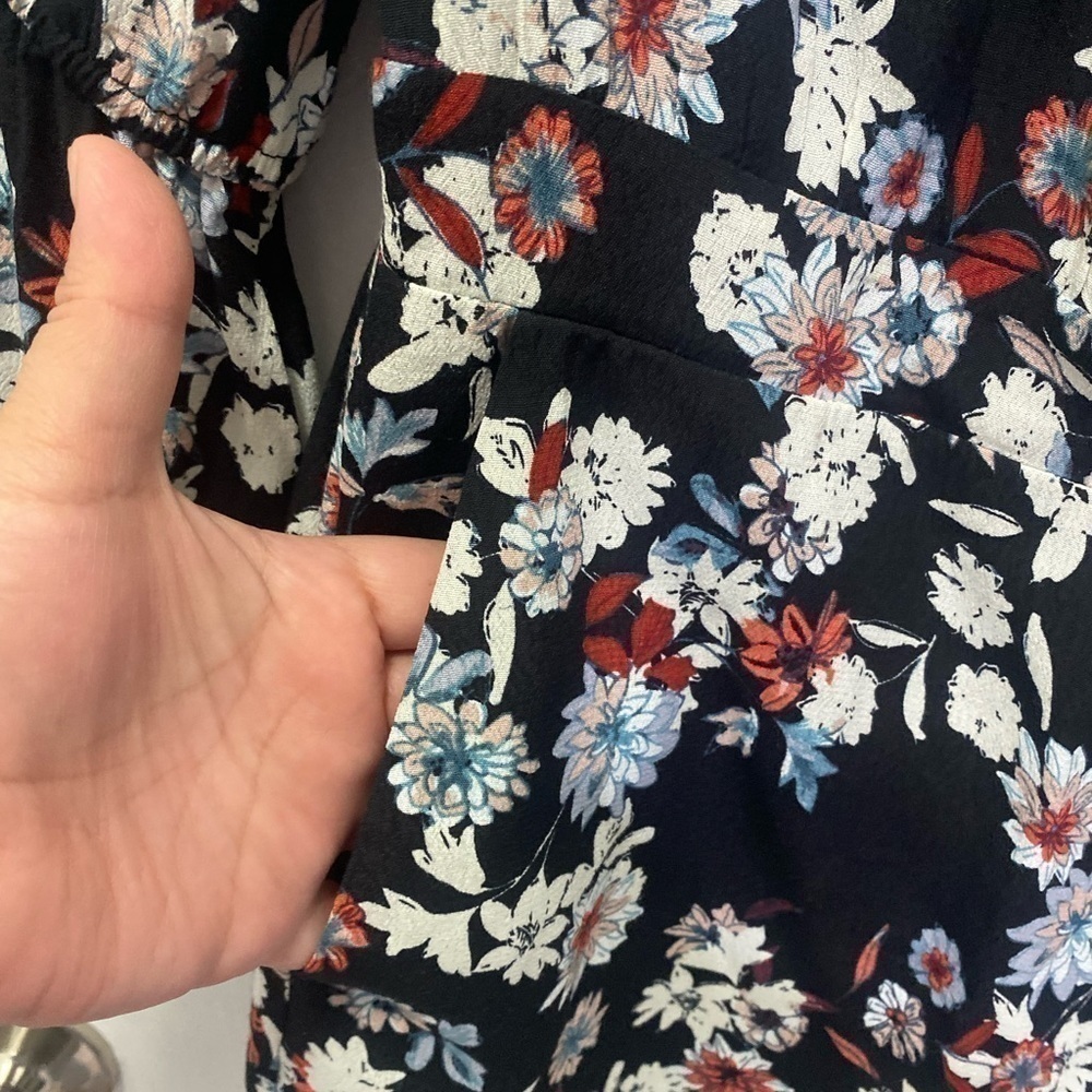 New! Cupcakes and Cashmere Gia Floral Romper - Picture 6 of 10